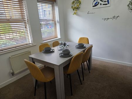3 Bed Semi-Detached House, Drake Way, RG2 - Photo 2