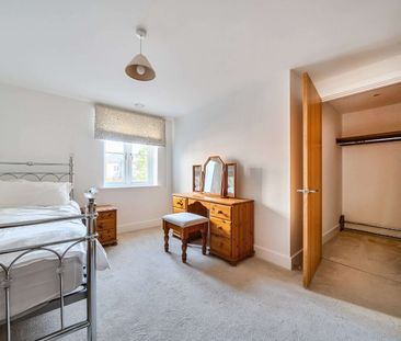 Over 60's only - Well presented one bedroom apartment in the heart ... - Photo 4