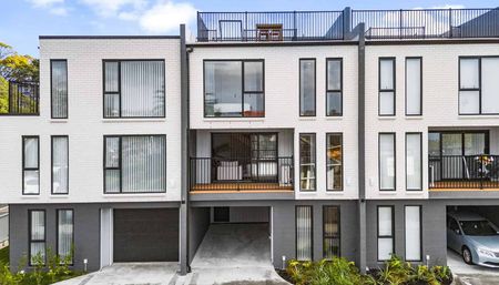 Riverside Retreat: 3BR Townhouse with views - Photo 3