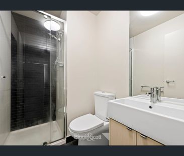 2 BEDROOM PENTHOUSE APARTMENT WITH VIEWS - Photo 4