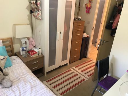 2 Bed Flat, Poulton Court, W3 - Photo 3