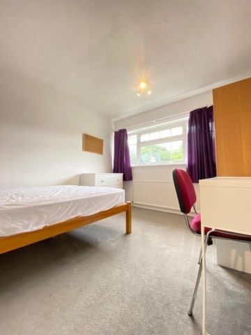 4 bedroom semi-detached house to rent - Photo 3