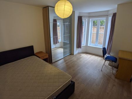 3 bedroom flat to rent - Photo 5