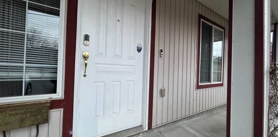 4 Bed Central Location (Abernethy way) UPPER LEVEL Home! Fenced Yard - Photo 2