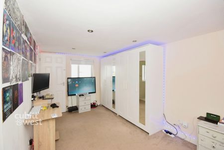 4 bedroom end of terrace house to rent - Photo 4