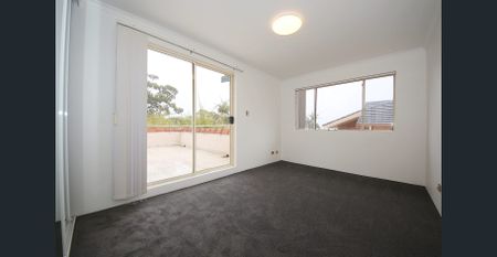 New Paint & New Carpet, Convenient three level penthouse-style apartment - Photo 2