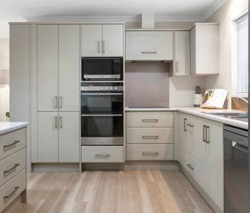 Large 4 bedroom home - Photo 1