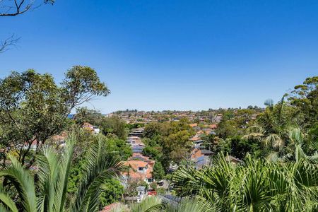 Immaculately presented three bedroom apartment - Photo 4