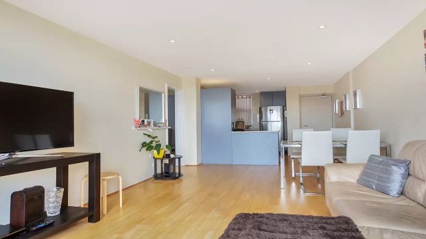 SUNNY 2 BEDROOM APARTMENT WITH SENSATIONAL VIEWS & PARKING - Photo 1