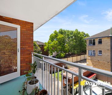 Convenient Living in a Quiet Cul-de-Sac Location - Photo 3