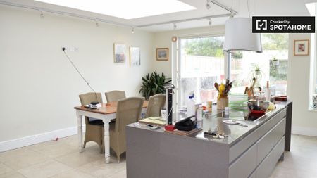 Cute room to rent in 4-bedroom house in Terenure, Dublin - Photo 4