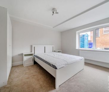 1 bedroom in a house share to rent - Photo 2