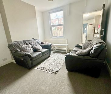 3 Bedroom Mid Terraced House - Photo 6