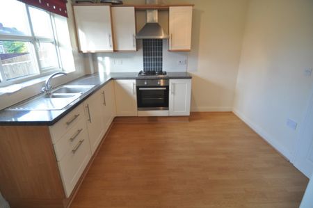3 bed Town House - To Let - Photo 3