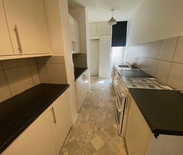 3 bedroom end of terrace house to rent - Photo 2