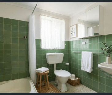 Low-maintenance, perfectly positioned - Photo 5