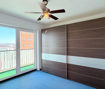„Wohnen mit Weitblick: Barrierefreie Wohnung im 11. Stock mit Loggi... - Foto 2
