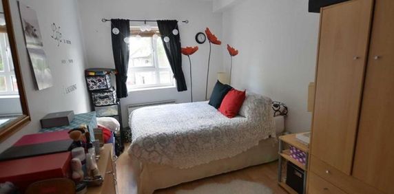 3 Bed Flat, St. Wilfrids Street, M15 - Photo 2