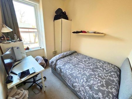 3 bedroom flat to rent - Photo 3