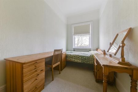 3 bedroom flat to rent - Photo 2