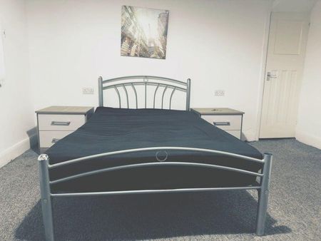 1 bedroom in a flat share to rent - Photo 2