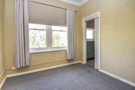 Cute, Cozy and Central - Photo 4