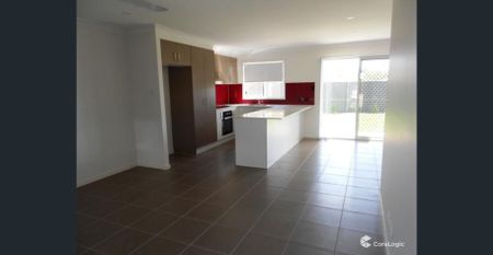 Stylish Townhouse in Coomera – Contemporary Living in a Prime Location - Photo 5