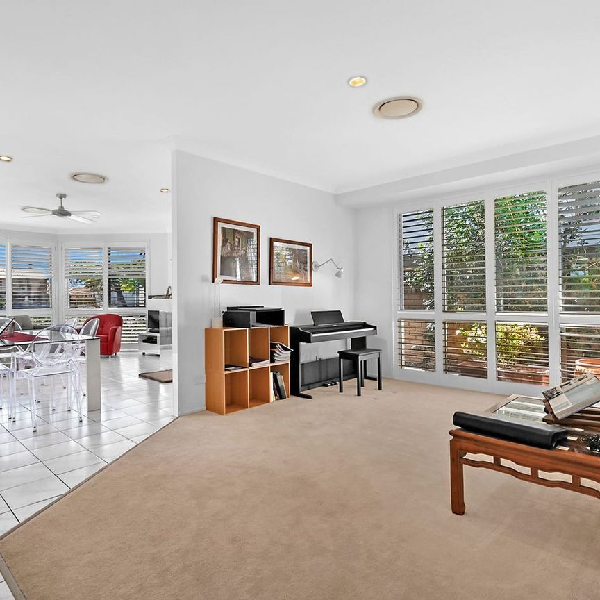 Prime Waterfront Lifestyle – Unfurnished Family Home - Photo 1