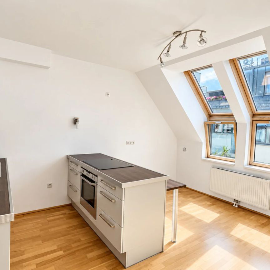 Oben wohnen. Mittendrin leben. – Dachgeschosscharme im Herzen von Perchtoldsdorf | ZELLMANN IMMOBILIEN - Foto 1