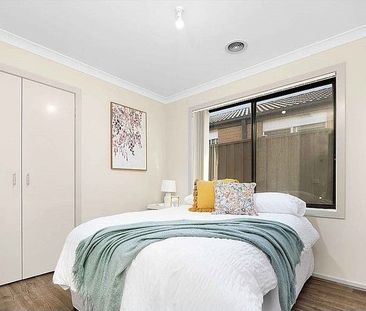 Stylish Contemporary Four-Bedroom Residence with Landscaped Gardens... - Photo 5