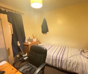 4 bedroom semi-detached house to rent - Photo 5