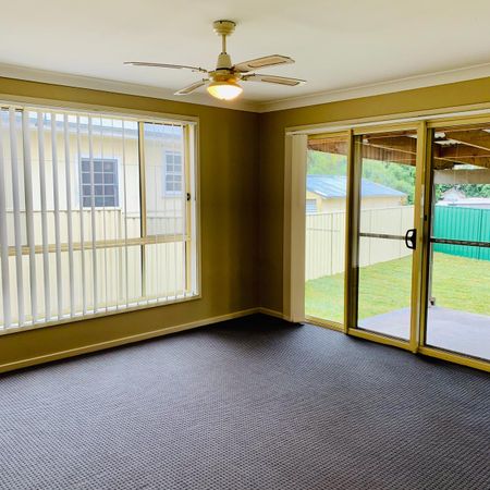 STUNNING 4 BEDROOM HOME CLOSE TO TOWN CENTER - Photo 2