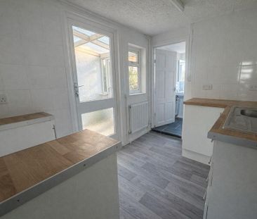 3 bedroom end of terrace house to rent - Photo 3