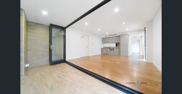 Bright Stylish Spacious 1 Bedroom + Large Loggia/Study Apartment in a Convenient Location - Photo 1