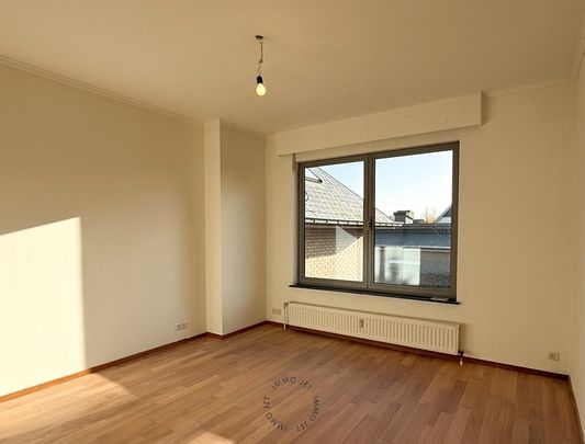 Ruime bel-etagewoning met 3 slaapkamers, tuin en garage - Photo 1