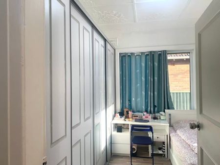 Spacious 4-Bedroom Family Home with Sunroom - Photo 4