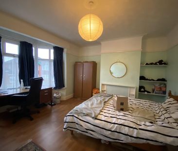 4 bedroom semi-detached house to rent - Photo 5