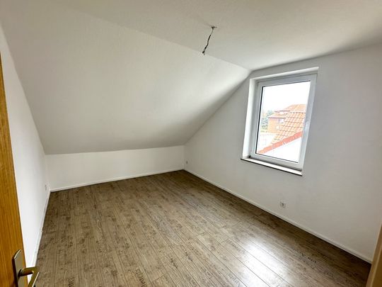 Gemütliche 3-Zimmer-Dachgeschosswohnung in Gelsenkirchen-Buer! Einbauküche inklusive - Photo 1