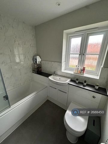 3 bedroom detached house to rent - Photo 2