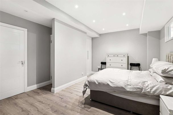 A recently refurbished large studio apartment. - Photo 1