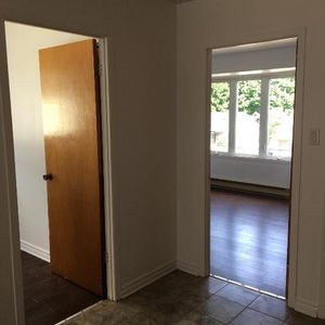 Cuisine 100% renovée, 4 1/2 disponible dès maintenant ! - Photo 2