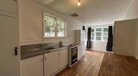 FAMILY HOME - GLENPARK AVE - Photo 3