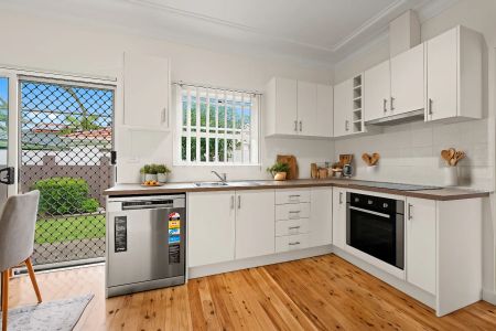 First open home 21st January 2026 - Recently renovated, spacious and light filled home - Photo 4