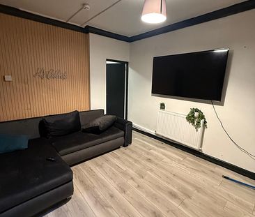 £1,250 PCM, Two Bedroom Ground Floor Flat with Enclosed Garden in R... - Photo 5