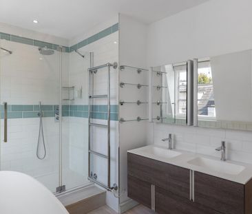 A four-bedroom house with a large roof terrace and two additional balconies, located in a quiet cul-de-sac in South Kensington SW7. - Photo 2