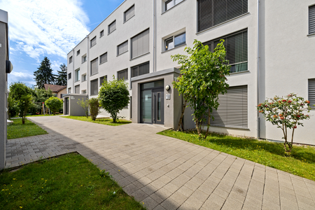 GROSSZÜGIGE MODERNE WOHNUNG MIT GARTENSITZPLATZ - Photo 4