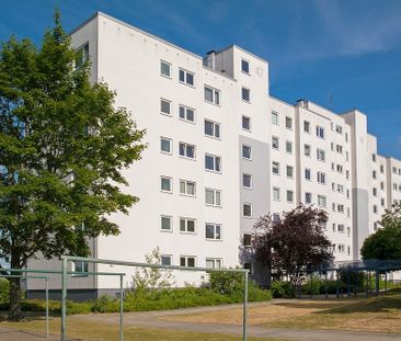 Familienfreundliche und große 3-Zimmer-Wohnung mit Einbauküche - Foto 3