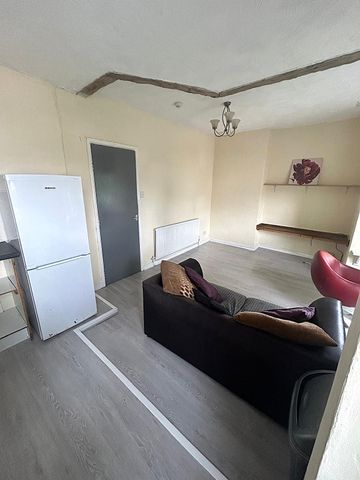 £750 PCM, Furnished One Bedroom First Floor Flat in Richmond Road, Roath, Cardiff, CF24 3BS - Photo 2