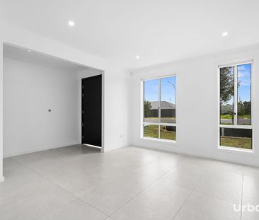 Grand Custom Built 4 Bedroom Home - Photo 4