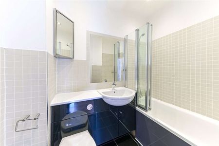 Two bedroom, two bathroom apartment set in a portered block with a lift - Photo 3